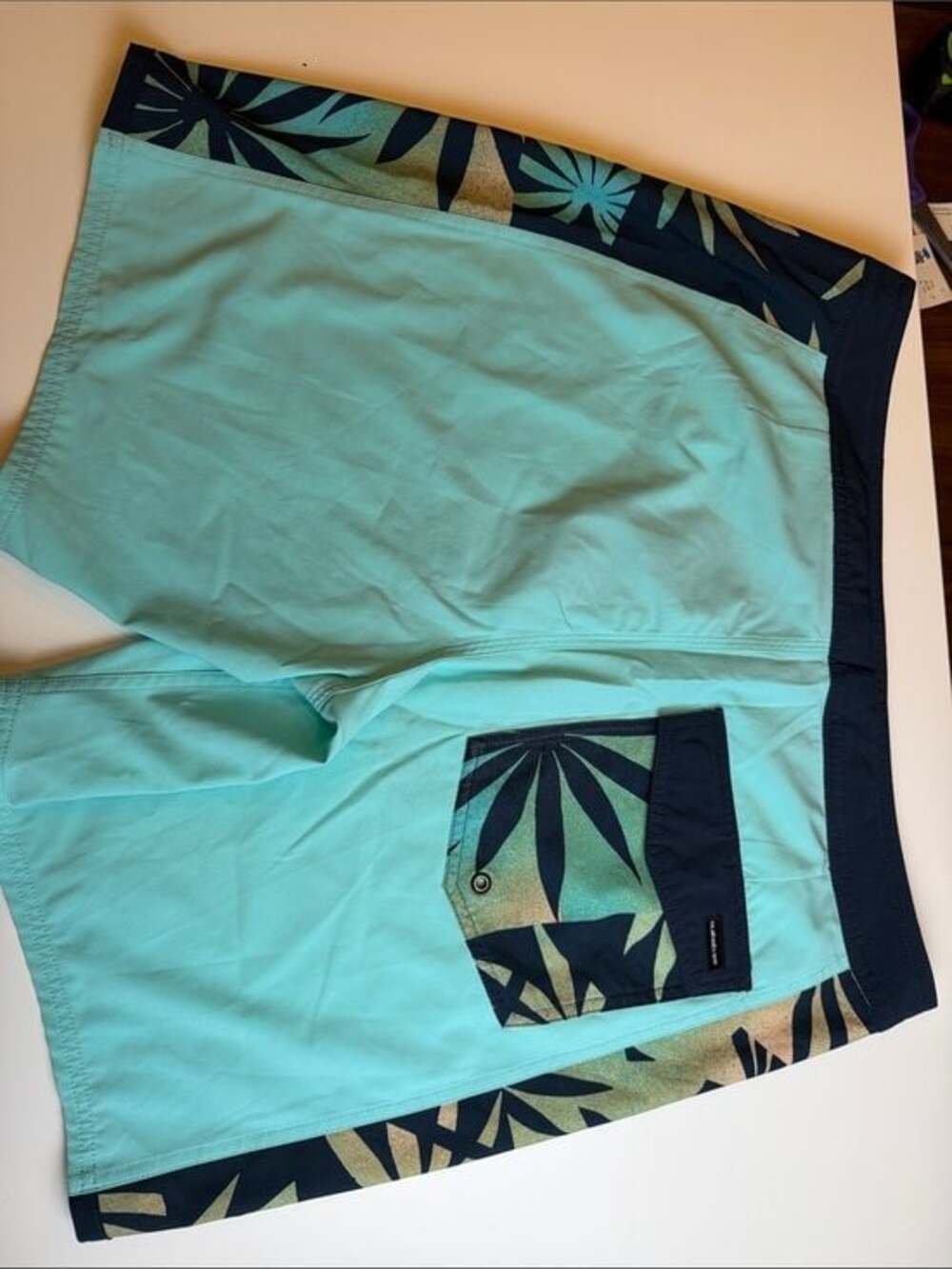 Quiksilver Surfsilk Arch 19" Aqua and Navy Floral Panel Board Shorts - Picture 7 of 10